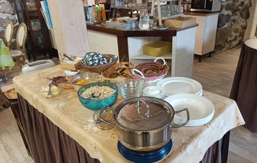 Aamiainen Navettasalissa - Aamiaiseen sisältyy tilanteen mukaan Rapion myllyn höyryttämättömistä kaurahiutaleista valmistettua puuroa tai tuorepuuroa. Lisäksi paikallista leipää, munia, vihanneksia, juustoa, leikkelettä, tuoremehua, hilloa tai marjoja, tuoremehua, kahvia tai teetä valinnan mukaan.