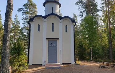 Yksi Ilkonsaaren kappeleista - Ilkonsaaren punainen kappeli on nimeltään Ivironin kappeli. Sen esikuva on Ivironin luostarin Portaitissa-ikonin kirkko ja kappelissa on kopio ortodoksien suuresti arvostamasta Portaitissa-ikonista. Helsingin metropoliitta Ambrosius vihki kappelin käyttöön 28.8.2017. 