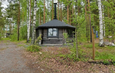 Teltta sijaitsee pienessä niemekkeessä, jota ympäröi laituri