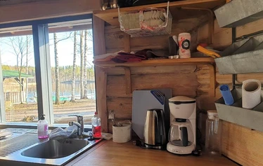 Teltta sijaitsee pienessä niemekkeessä, jota ympäröi laituri
