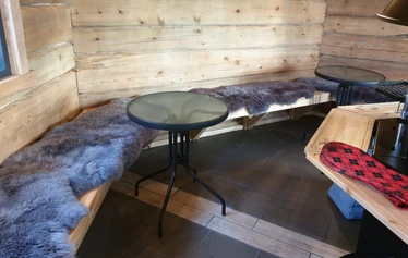 Teltta sijaitsee pienessä niemekkeessä, jota ympäröi laituri