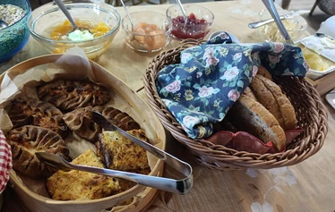 Aamiainen Navettasalissa - Aamiaiseen sisältyy tilanteen mukaan Rapion myllyn höyryttämättömistä kaurahiutaleista valmistettua puuroa tai tuorepuuroa. Lisäksi paikallista leipää, munia, vihanneksia, juustoa, leikkelettä, tuoremehua, hilloa tai marjoja, tuoremehua, kahvia tai teetä valinnan mukaan.