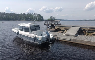 Taksivene on joko hyttivene tai avovene tilanteen mukaan - Kuvassa hyttivene TG 6.9., johon mahtuu 7 matkustajaa.