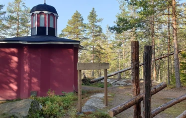 Yksi Ilkonsaaren kappeleista - Ilkonsaaren punainen kappeli on nimeltään Ivironin kappeli. Sen esikuva on Ivironin luostarin Portaitissa-ikonin kirkko ja kappelissa on kopio ortodoksien suuresti arvostamasta Portaitissa-ikonista. Helsingin metropoliitta Ambrosius vihki kappelin käyttöön 28.8.2017. 