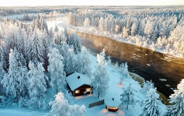 Private riverside villa in Ranua, Finnish Lapland - Villa Jokiranta is a private riverside cabin for families and small groups looking for a peaceful
Lapland stay close to Ranua Wildlife Park.
The cabin sits by the Simojoki River with its own shoreline, sauna, fireplace, grill hut and outdoor
fire pit.
It is a simple, comfortable base for nature, fishing, winter activities and slow evenings by the
river.
-Salmon river
-Good Aurora place