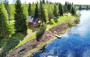 Private riverside cabin in Ranua, Finnish Lapland. - Stay by the peaceful Simojoki River, enjoy your own sauna, fireplace and private
nature, close to Ranua Wildlife Park and within reach of Rovaniemi

-Salmon river
-Good Aurora place