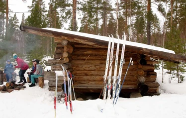 By open fire at Log Lean-to - Pian valmistaudutaan nukkumaan jykevistä hirsistä tehtyy laavuun.