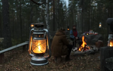 Iltanuotiolla Hirsilaavulla - Pian valmistaudutaan nukkumaan jykevistä hirsistä tehtyy laavuun. 