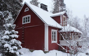 Päärakennus - Päärakennus on rakennettu hirsistä 1900 -luvun alkupuolella. Alakerta on remontoitu 2015 - 2018. 