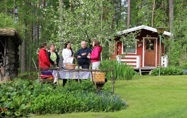 Vierasmaja  - Vierasmaja majoittaa kaksi henkilöä keväästä syksyyn. Vierasmaja on pihapiiirin nuori rakennus, rakennettu 2000 luvun alussa. 