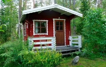 Vierasmaja - Vierasmaja majoittaa kaksi henkilöä keväästä syksyyn. Vierasmaja on pihapiiirin nuori rakennus, rakennettu 2000 luvun alussa.