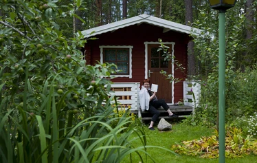 Vierasmaja  - Vierasmaja majoittaa kaksi henkilöä keväästä syksyyn. Vierasmaja on pihapiiirin nuori rakennus, rakennettu 2000 luvun alussa. 
