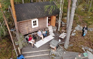 Traditional Finnish Sauna by lake Päijänne - Perinnesaunan lauteille suosittelemme maksimissaan 8 saunojaa samanaikaisesti. Patioon suuri, joten, jos sää hellii, saunalle voi saunoa maksimissaan 15 saunojaa kerrallaan.
Patiolle levitetään matot ja tarjolla on saunakengät uimaan menoa varten. Lisäksi jalat huuhdellaan ennen saunaan menoa. Pidetään paikat siistinä, jotta kaikkinauttisivat.