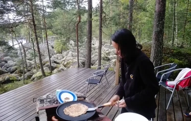Traditional Finnish Sauna by lake Päijänne - Perinnesaunan lauteille suosittelemme maksimissaan 8 saunojaa samanaikaisesti. Patioon suuri, joten, jos sää hellii, saunalle voi saunoa maksimissaan 15 saunojaa kerrallaan.
Patiolle levitetään matot ja tarjolla on saunakengät uimaan menoa varten. Lisäksi jalat huuhdellaan ennen saunaan menoa. Pidetään paikat siistinä, jotta kaikkinauttisivat.