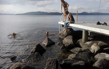 Traditional Finnish Sauna by lake Päijänne - Perinnesaunan lauteille suosittelemme maksimissaan 8 saunojaa samanaikaisesti. Patioon suuri, joten, jos sää hellii, saunalle voi saunoa maksimissaan 15 saunojaa kerrallaan.
Patiolle levitetään matot ja tarjolla on saunakengät uimaan menoa varten. Lisäksi jalat huuhdellaan ennen saunaan menoa. Pidetään paikat siistinä, jotta kaikkinauttisivat.