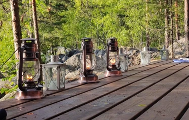 Traditional Finnish Sauna by lake Päijänne - Perinnesaunan lauteille suosittelemme maksimissaan 8 saunojaa samanaikaisesti. Patioon suuri, joten, jos sää hellii, saunalle voi saunoa maksimissaan 15 saunojaa kerrallaan.
Patiolle levitetään matot ja tarjolla on saunakengät uimaan menoa varten. Lisäksi jalat huuhdellaan ennen saunaan menoa. Pidetään paikat siistinä, jotta kaikkinauttisivat.