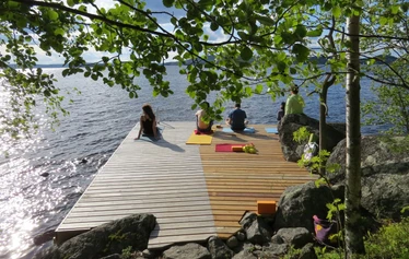 Traditional Finnish Sauna by lake Päijänne - Perinnesaunan lauteille suosittelemme maksimissaan 8 saunojaa samanaikaisesti. Patioon suuri, joten, jos sää hellii, saunalle voi saunoa maksimissaan 15 saunojaa kerrallaan.
Patiolle levitetään matot ja tarjolla on saunakengät uimaan menoa varten. Lisäksi jalat huuhdellaan ennen saunaan menoa. Pidetään paikat siistinä, jotta kaikkinauttisivat.