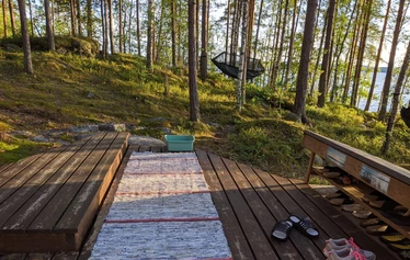 Traditional Finnish Sauna by lake Päijänne - Perinnesaunan lauteille suosittelemme maksimissaan 8 saunojaa samanaikaisesti. Patioon suuri, joten, jos sää hellii, saunalle voi saunoa maksimissaan 15 saunojaa kerrallaan.
Patiolle levitetään matot ja tarjolla on saunakengät uimaan menoa varten. Lisäksi jalat huuhdellaan ennen saunaan menoa. Pidetään paikat siistinä, jotta kaikkinauttisivat.