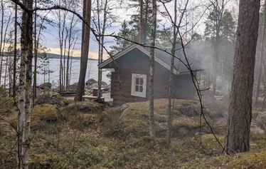 Traditional Finnish Sauna by lake Päijänne - Perinnesaunan lauteille suosittelemme maksimissaan 8 saunojaa samanaikaisesti. Patioon suuri, joten, jos sää hellii, saunalle voi saunoa maksimissaan 15 saunojaa kerrallaan.
Patiolle levitetään matot ja tarjolla on saunakengät uimaan menoa varten. Lisäksi jalat huuhdellaan ennen saunaan menoa. Pidetään paikat siistinä, jotta kaikkinauttisivat.