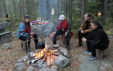 By open fire at Log Lean-to - Pian valmistaudutaan nukkumaan jykevistä hirsistä tehtyy laavuun.