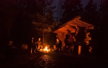 By open fire at Log Lean-to - Pian valmistaudutaan nukkumaan jykevistä hirsistä tehtyy laavuun.