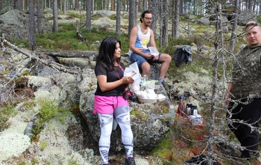 Retrkeilijä Haukkavuorella ihailee Päijännettä - Haukkavuoren huippu on noin 100 m Päijänteen pinnana yläpuolella. Olemme suojelleet Metso-suojeluohjelmalla vuoren Päijänteen puoleisen rinteen, jossa kasvaa mm. noin 400 vuotiaita mäntyjä. Vuoren rinteet ovat paikoitellen todella jyrkkiä. Huipulla voi kohdata hirviä.