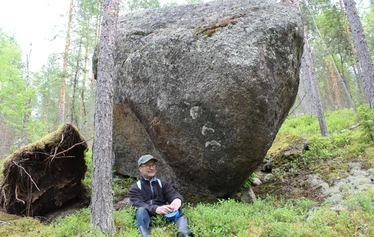 Retrkeilijä Haukkavuorella ihailee Päijännettä - Haukkavuoren huippu on noin 100 m Päijänteen pinnana yläpuolella. Olemme suojelleet Metso-suojeluohjelmalla vuoren Päijänteen puoleisen rinteen, jossa kasvaa mm. noin 400 vuotiaita mäntyjä. Vuoren rinteet ovat paikoitellen todella jyrkkiä. Huipulla voi kohdata hirviä.