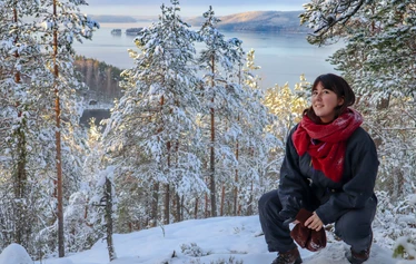 Retrkeilijä Haukkavuorella ihailee Päijännettä - Haukkavuoren huippu on noin 100 m Päijänteen pinnana yläpuolella. Olemme suojelleet Metso-suojeluohjelmalla vuoren Päijänteen puoleisen rinteen, jossa kasvaa mm. noin 400 vuotiaita mäntyjä. Vuoren rinteet ovat paikoitellen todella jyrkkiä. Huipulla voi kohdata hirviä.