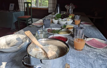 Puuroaamiainen - Tarjolla on noin tunnin haudutettua kaurapuuroa. Tiesithän, että kaura on luonnostaan gluteiinitonta. 