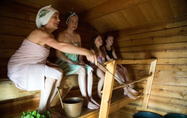 The sauna is heating up - We are waiting for the sauna to be warm enough for us to take a bath. 
The suitable temperature is 60-80 degrees Celsius.