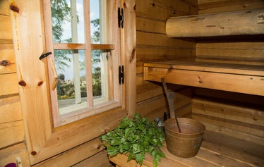 The sauna is heating up - We are waiting for the sauna to be warm enough for us to take a bath. 
The suitable temperature is 60-80 degrees Celsius.