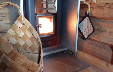 The sauna is heating up - We are waiting for the sauna to be warm enough for us to take a bath. 
The suitable temperature is 60-80 degrees Celsius.