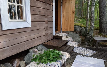 Perinnesauna odottaa saunojia. 