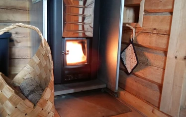 Perinnesauna odottaa saunojia.