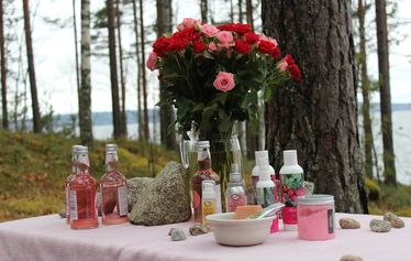 Saunojaa odotellessa! - Saunojat kiedotaan ruusuihin, tuoksuihin ja ylellisiin ruusuilta tuoksuviin voiteisiin.