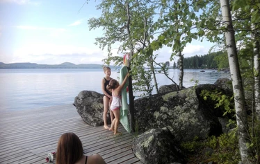 Lapset nauttivat uimisesta