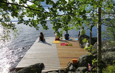 Lapset nauttivat uimisesta