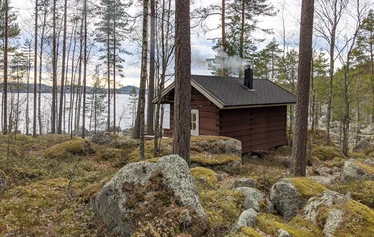 Lapset nauttivat uimisesta