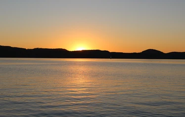 Lapset nauttivat uimisesta