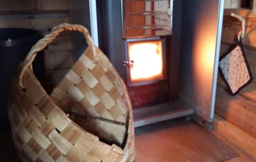 A crackling fire in the heater guarantees gentle baths!