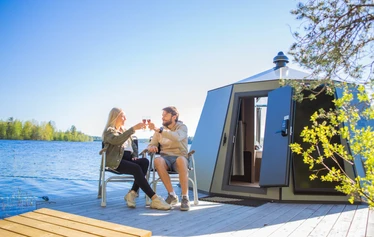 Iglu terassilta - Kuvassa Salibändyn Suomen maajuokkuen kapteeni Nico Salo ja avovaimo Janniina Alho suosittelevat