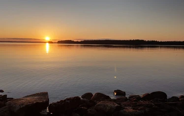 Auringonlasku Vihtaniemen Helmessa - Helmi-mökki sijaitsee Lapinlahdessa Vihtaniemessä. Niemen kärjestä avautuvat upeat maisemat moneen suuntaan Onkivedelle.