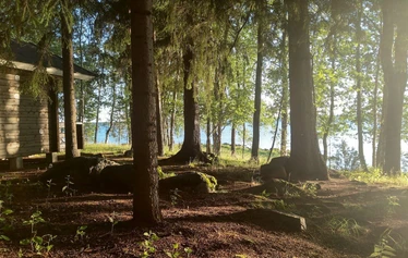 Auringonlasku Vihtaniemen Helmessa - Helmi-mökki sijaitsee Lapinlahdessa Vihtaniemessä. Niemen kärjestä avautuvat upeat maisemat moneen suuntaan Onkivedelle.