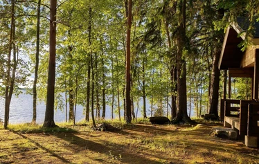 Auringonlasku Vihtaniemen Helmessa - Helmi-mökki sijaitsee Lapinlahdessa Vihtaniemessä. Niemen kärjestä avautuvat upeat maisemat moneen suuntaan Onkivedelle.