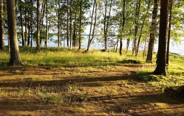 Auringonlasku Vihtaniemen Helmessa - Helmi-mökki sijaitsee Lapinlahdessa Vihtaniemessä. Niemen kärjestä avautuvat upeat maisemat moneen suuntaan Onkivedelle.