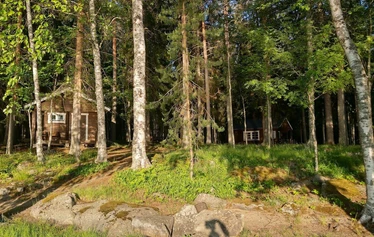 Auringonlasku Vihtaniemen Helmessa - Helmi-mökki sijaitsee Lapinlahdessa Vihtaniemessä. Niemen kärjestä avautuvat upeat maisemat moneen suuntaan Onkivedelle.