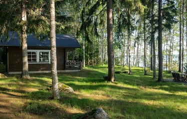 Auringonlasku Vihtaniemen Helmessa - Helmi-mökki sijaitsee Lapinlahdessa Vihtaniemessä. Niemen kärjestä avautuvat upeat maisemat moneen suuntaan Onkivedelle.