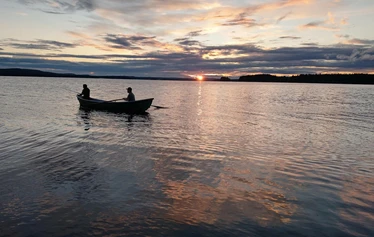 Auringonlasku Vihtaniemen Helmessa - Helmi-mökki sijaitsee Lapinlahdessa Vihtaniemessä. Niemen kärjestä avautuvat upeat maisemat moneen suuntaan Onkivedelle.