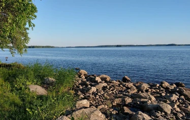 Auringonlasku Vihtaniemen Helmessa - Helmi-mökki sijaitsee Lapinlahdessa Vihtaniemessä. Niemen kärjestä avautuvat upeat maisemat moneen suuntaan Onkivedelle.