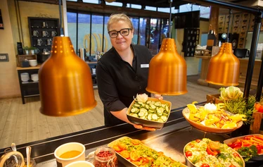 Monipuolinen lounasbuffa. - Lämmin lounasbuffa